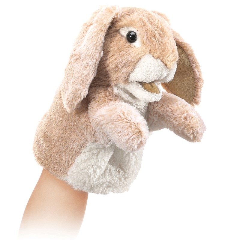 Folkmanis Handpuppe kleines Widderkaninchen in Beige auf einer Hand, mit langen Schlappohren und beweglichem Maul, Seitenansicht