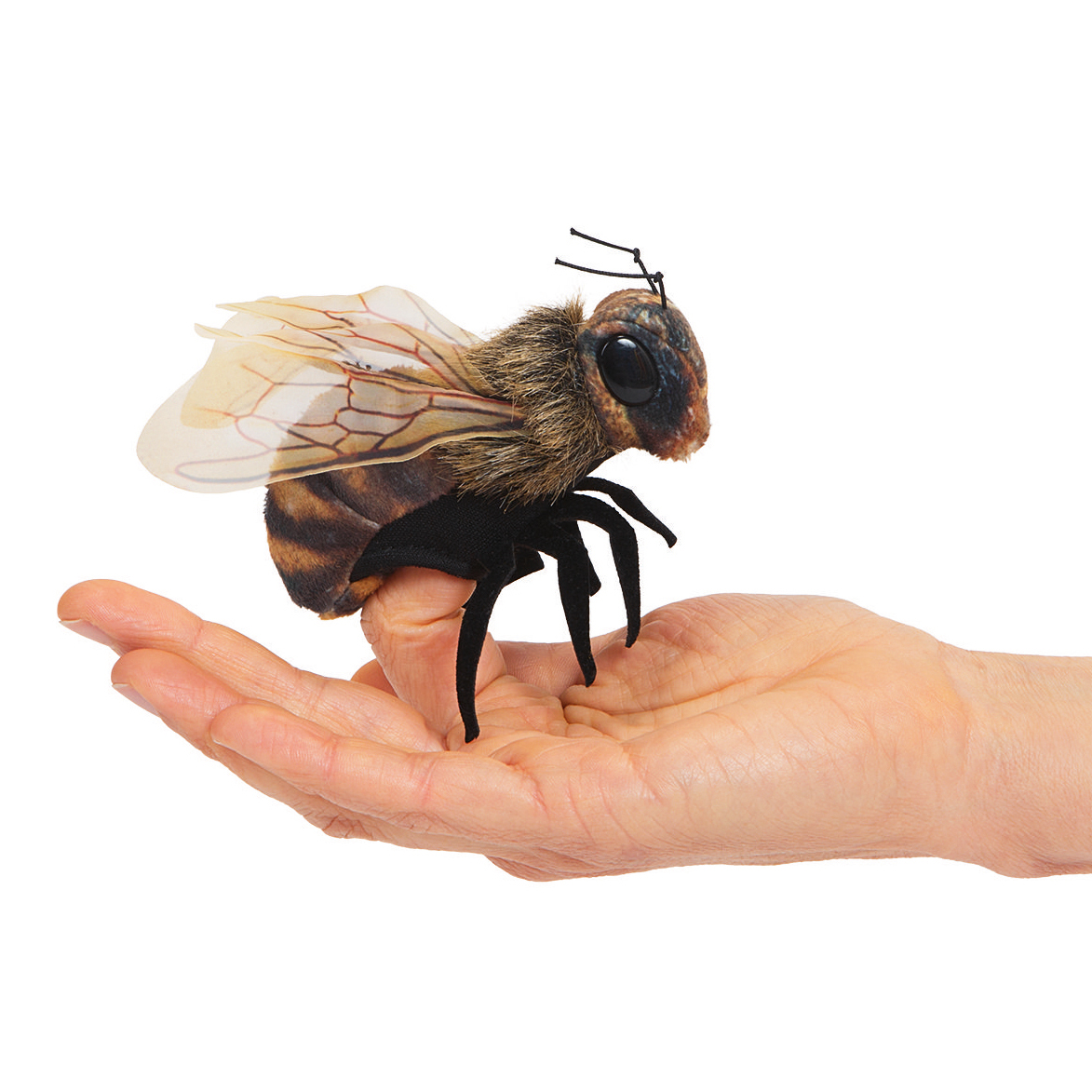 Folkmanis Fingerpuppe mini Biene mit transparenten Flügeln und schwarzen Beinen auf einer Handfläche balancierend