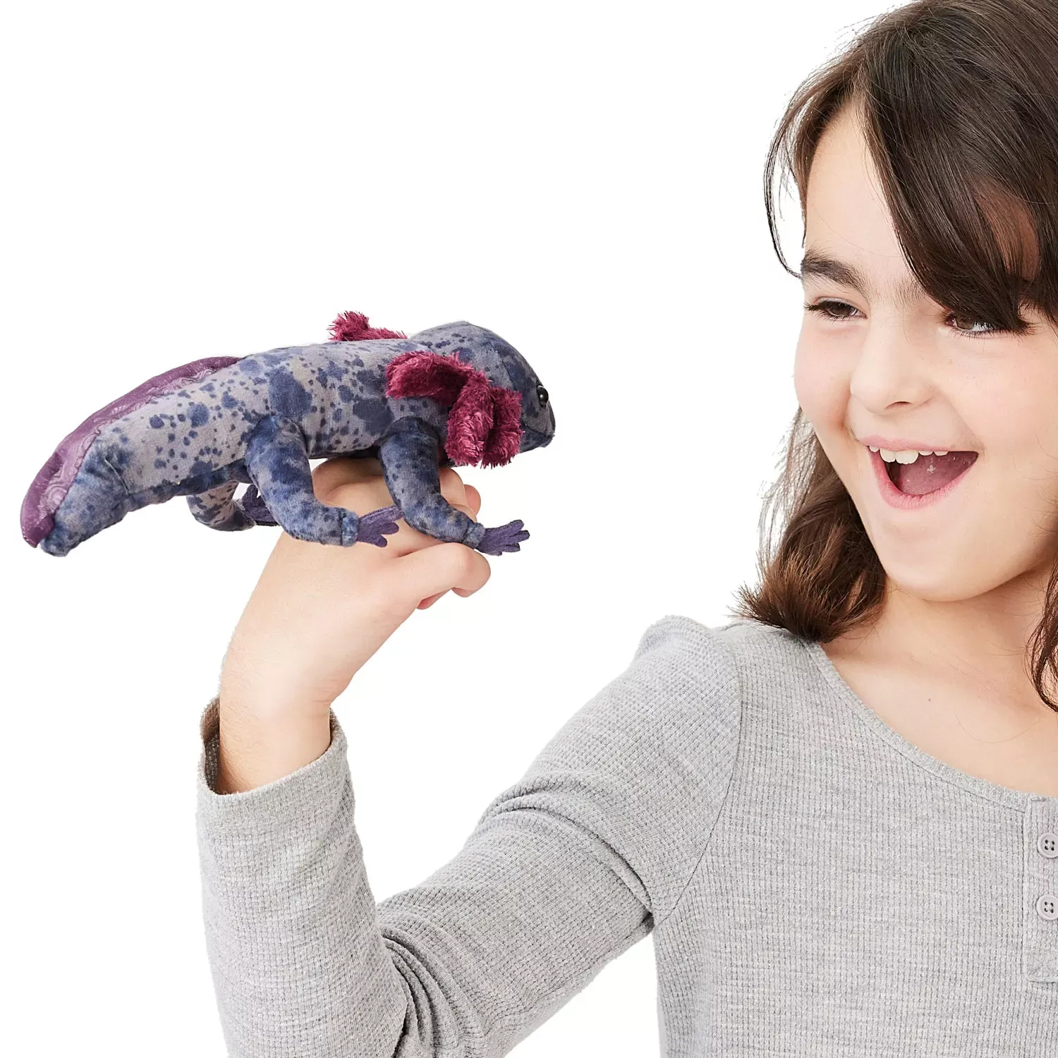 Folkmanis Fingerpuppe mexikanischer Schwanzlurch in Blaugrau mit lila Flossen und pinkfarbenen Kiemen auf dem ausgestreckten Finger eines lachenden Mädchens