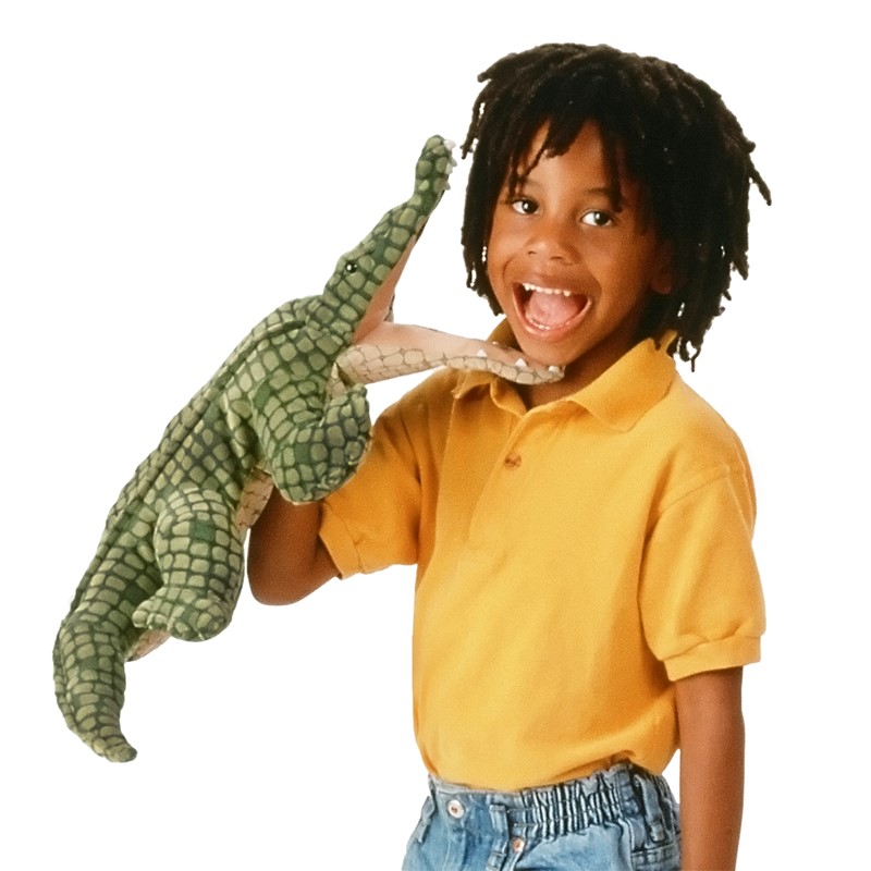 Kind führt die Folkmanis Handpuppe Alligator in Grün mit strukturierter Schuppentextur über den Arm, Maul geöffnet