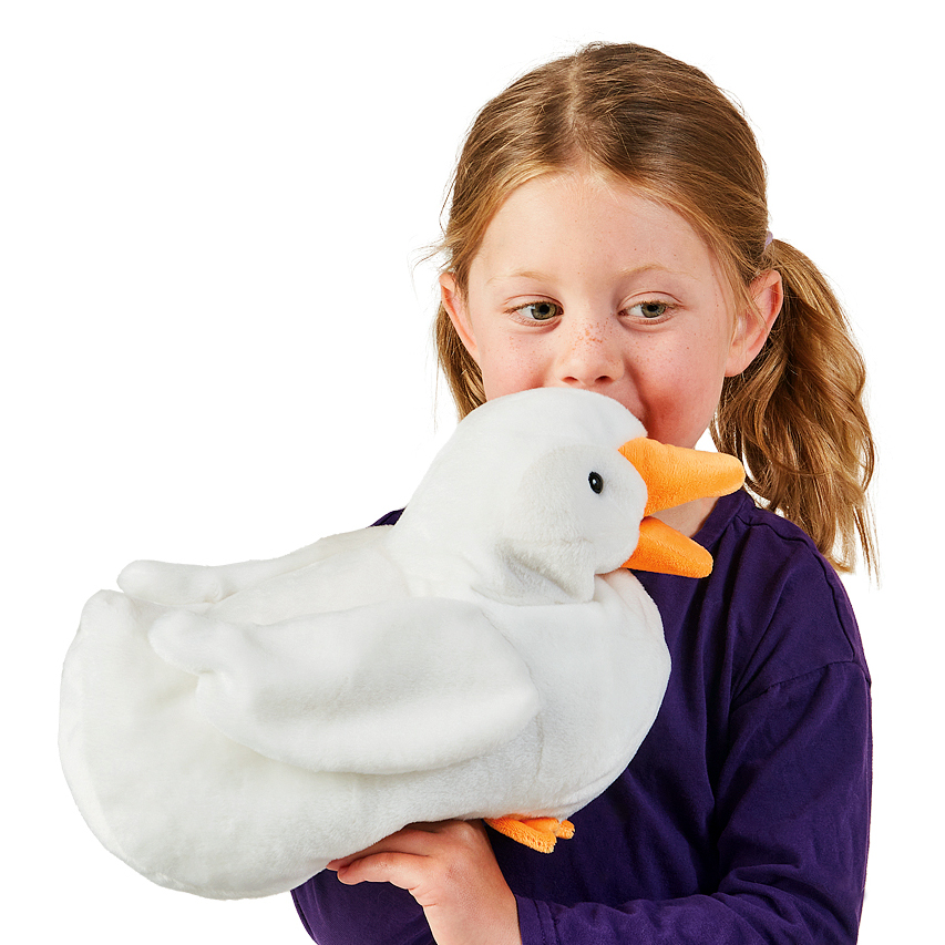 Mädchen hält weiße Folkmanis Handpuppe Ente mit orangefarbenem Schnabel und Füßen fest im Arm