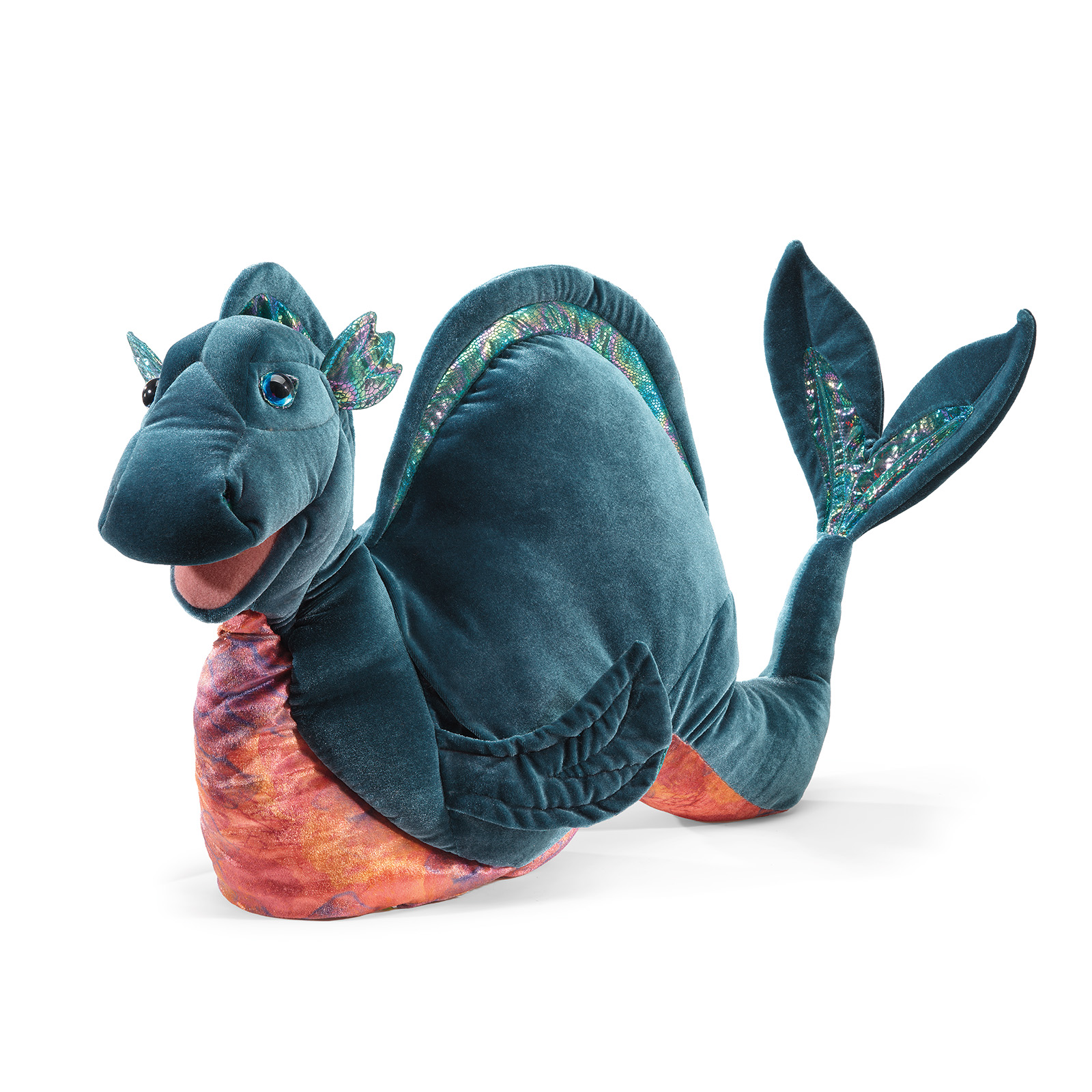 Folkmanis Handpuppe Ungeheuer von Loch Ness aus petrolblauem Samt mit irisierendem Rückenflossen-Besatz und orangefarbenem Bauch, Seitenansicht
