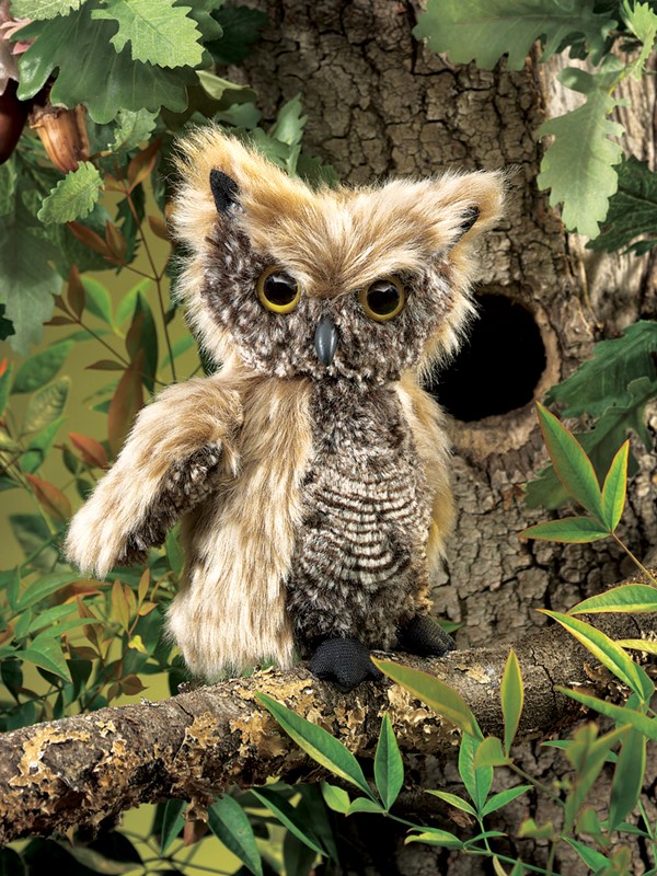 Folkmanis Handpuppe Kreischeule mit beige-braunem Gefieder und gelben Augen, auf einem Ast vor Baumhöhle sitzend