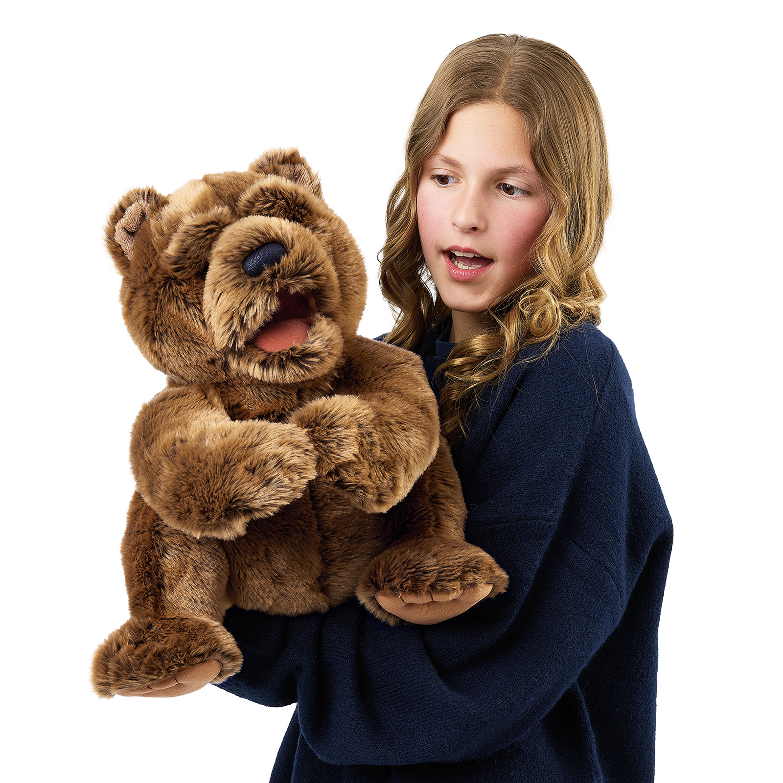 Folkmanis Handpuppe großer Bär am Arm eines Mädchens, das Maul weit geöffnet mit Zähnen und Zunge.