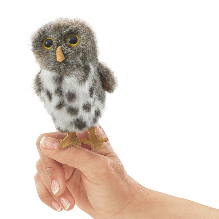 Folkmanis Fingerpuppe mini Fleckenkauz auf einem Zeigefinger, grau-weißes Gefieder mit dunklen Flecken und gelben Augen