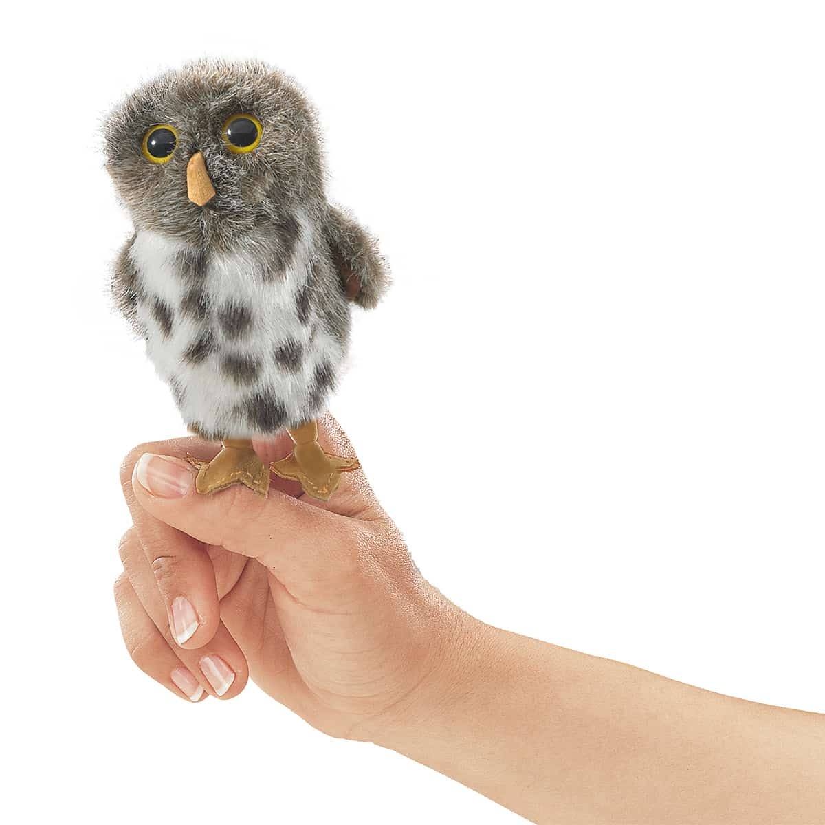 Folkmanis Fingerpuppe mini Fleckenkauz auf einem Zeigefinger, grau-weißes Gefieder mit dunklen Flecken und gelben Augen