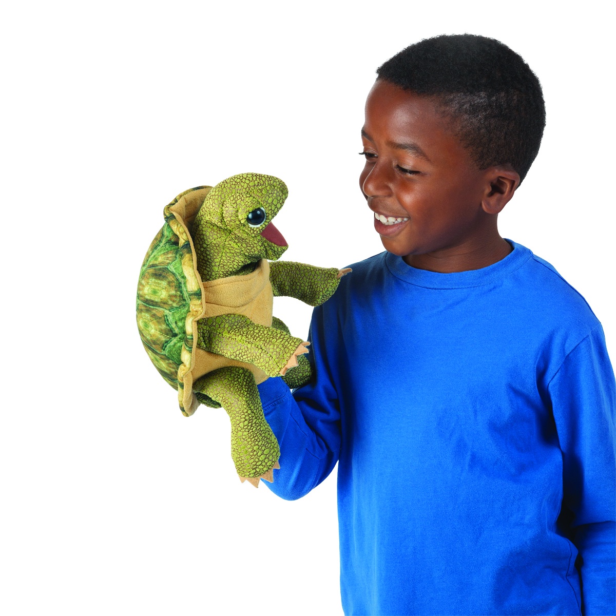 Kind führt Folkmanis Handpuppe stehende Schildkröte mit grün gemustertem Panzer und beweglichem Maul an der Hand.