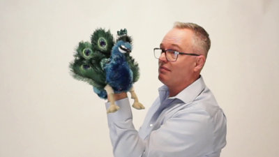 Video 1: Folkmanis Handpuppe kleiner Pfau