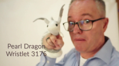 Video 2: Folkmanis Fingerpuppe Drachen Armband, weiß