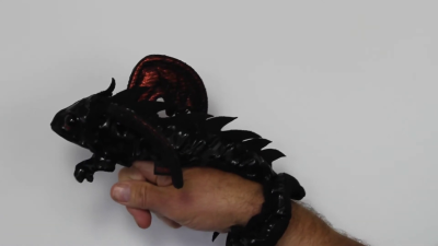 Video 2: Folkmanis Fingerpuppe Drachen Armband, schwarz