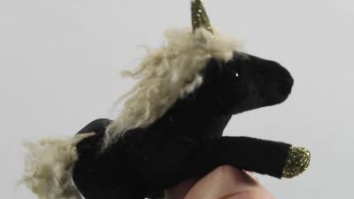 Video 1: Folkmanis Fingerpuppe mini schwarzes Einhorn
