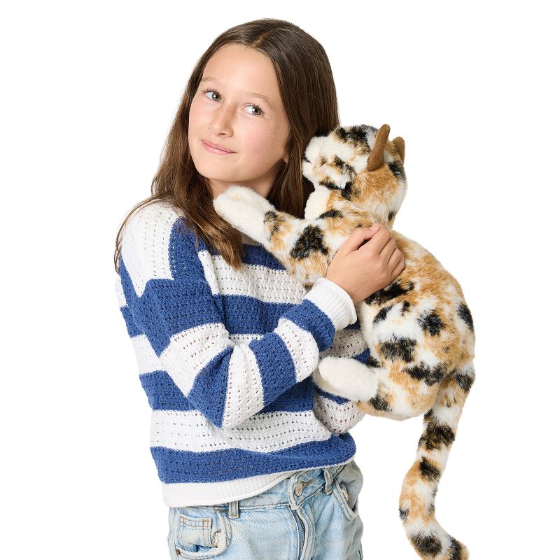 Mädchen hält die Folkmanis-Handpuppe Glückskatze im Arm